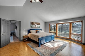 1 bedroom, desk, iron/ironing board, WiFi - Farm Suite-Sauna, hot tub, King bed, jacuzzi tub (Asheville)