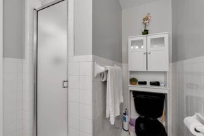 Bathroom - Farm Suite, King bed, firepit, BBQ grill, animals! (Asheville)