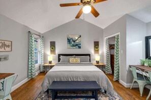 Room - Farm Suite, King bed, firepit, BBQ grill, animals! (Asheville)