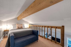 2 bedrooms, desk, free WiFi, bed sheets - Green Door Suite on the Farm (Asheville)