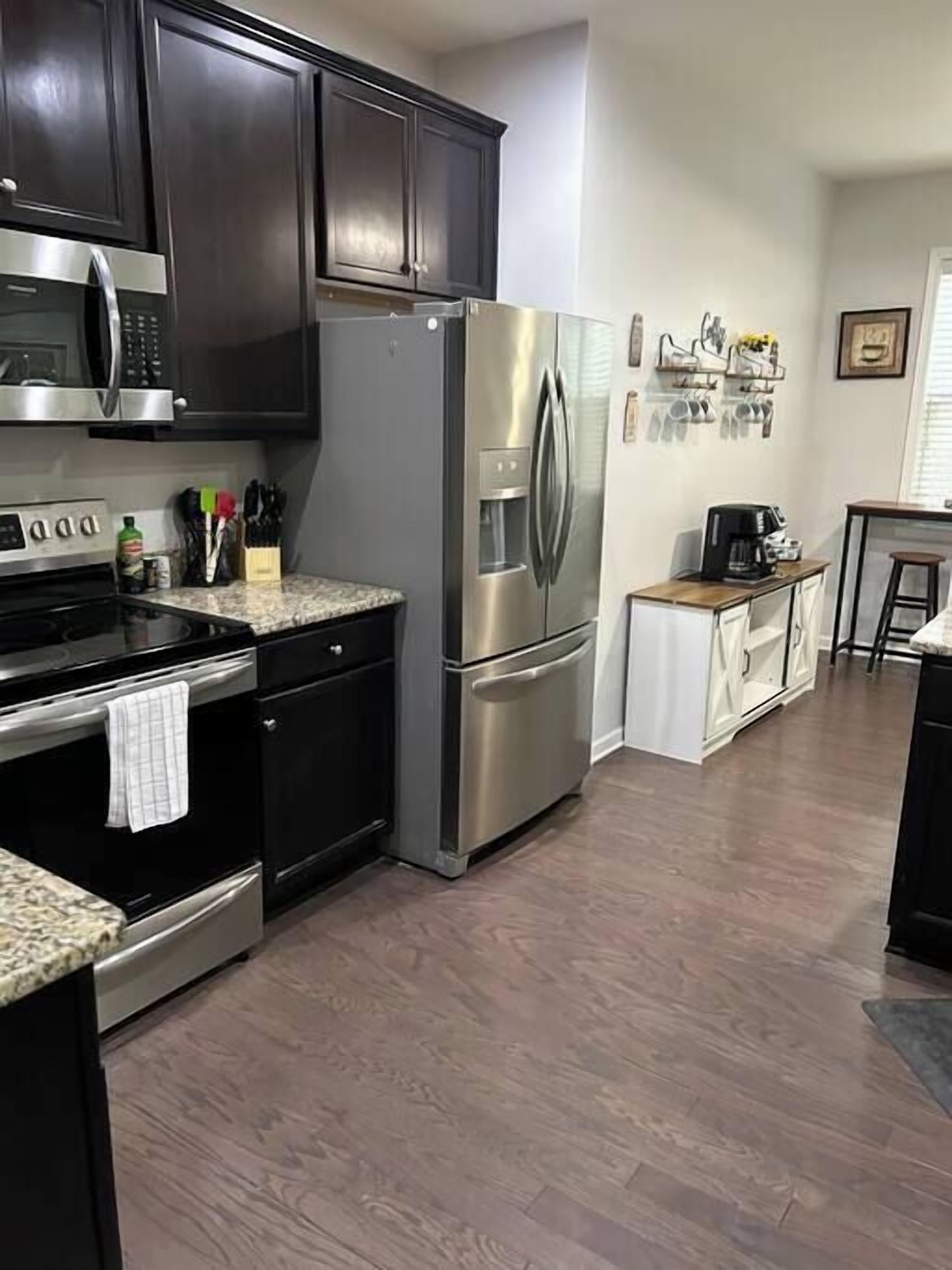 Réfrigérateur, micro-ondes, four, plaque de cuisson