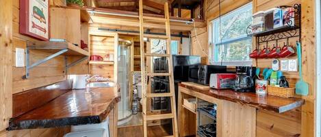 Kjøleskap, mikrobølgeovn, kaffetrakter/tekoker og brødrister