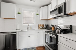 Frigorifero, microonde, forno, piano cottura