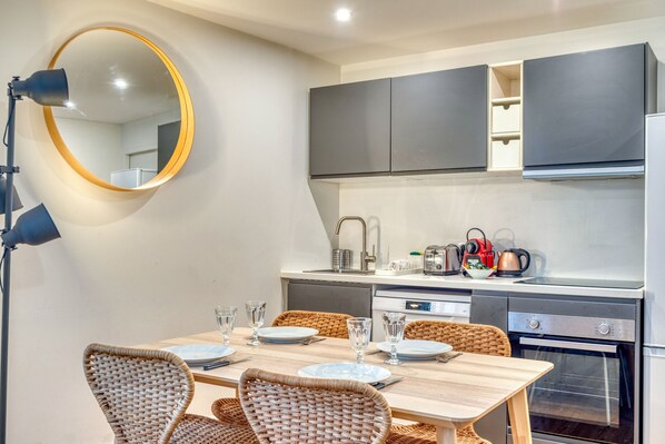 Réfrigérateur, micro-ondes, four, plaque de cuisson