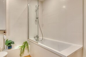 Douche, sèche-cheveux, serviettes fournies