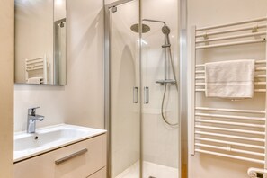 Shower, hair dryer, towels - Le Descartes - Sainte-Foy - Proche de Lyon - WiFi inclus (Sainte-Foy-lès-Lyon)