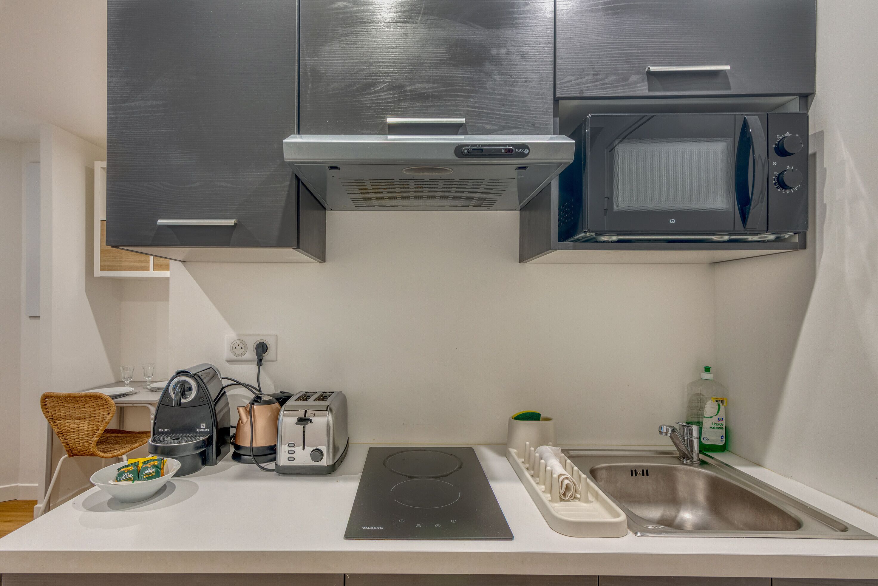 Réfrigérateur, micro-ondes, plaque de cuisson, cafetière/bouilloire