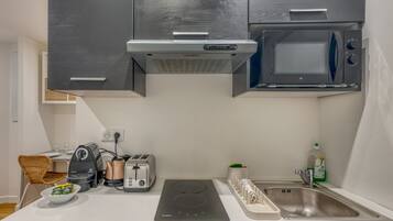 Réfrigérateur, micro-ondes, plaque de cuisson, cafetiÚre/bouilloire