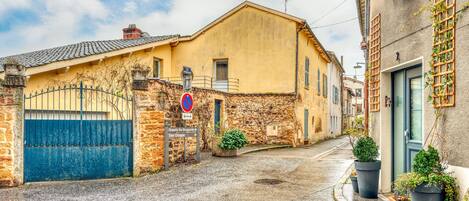 المنشأة من الخارج