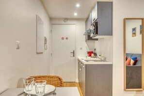 Fridge, microwave, stovetop, coffee/tea maker - L’Aristote - Studio cosy - Proche de Lyon - Wifi inclus (Sainte-Foy-lès-Lyon)