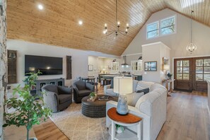 Maison, plusieurs lits, patio (McDonald Lakeside Cottage) | Coin séjour