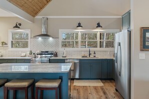 Maison, plusieurs lits, patio (McDonald Lakeside Cottage) | Cuisine privée