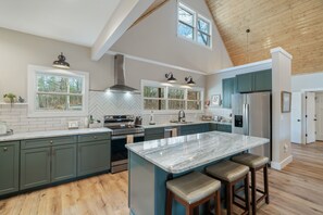 Ferienhaus, Mehrere Betten, Terrasse (McDonald Lakeside Cottage) | Eigene Küche