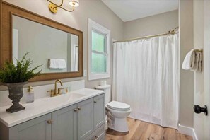 House, Multiple Beds, Patio (McDonald Lakeside Cottage) | Bathroom - Mcdonald Lakeside Cottage (Sevierville)