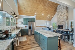 Maison, plusieurs lits, patio (McDonald Lakeside Cottage) | Cuisine privée