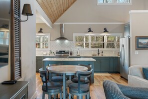 Nhà, nhiều giường, sân hiên (McDonald Lakeside Cottage) | Bếp riêng