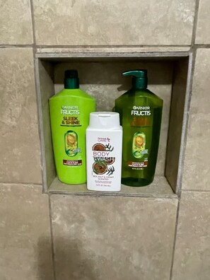 Haartrockner, Handtücher, Seife, Toilettenpapier