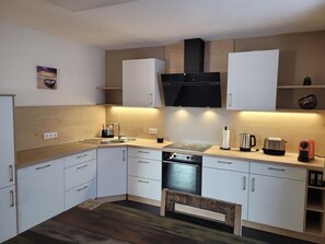 Réfrigérateur, four, plaque de cuisson, lave-vaisselle