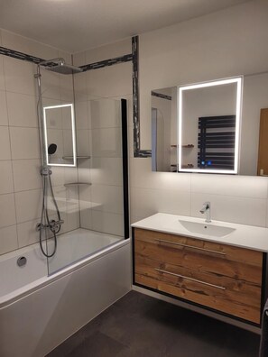 Sèche-cheveux, serviettes fournies