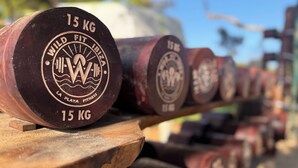 A row of 15 kg dumbbells with "WILD FIT IBIZA" branding. - Camping Laplaya Ibiza (Santa Eulalia del Rio)