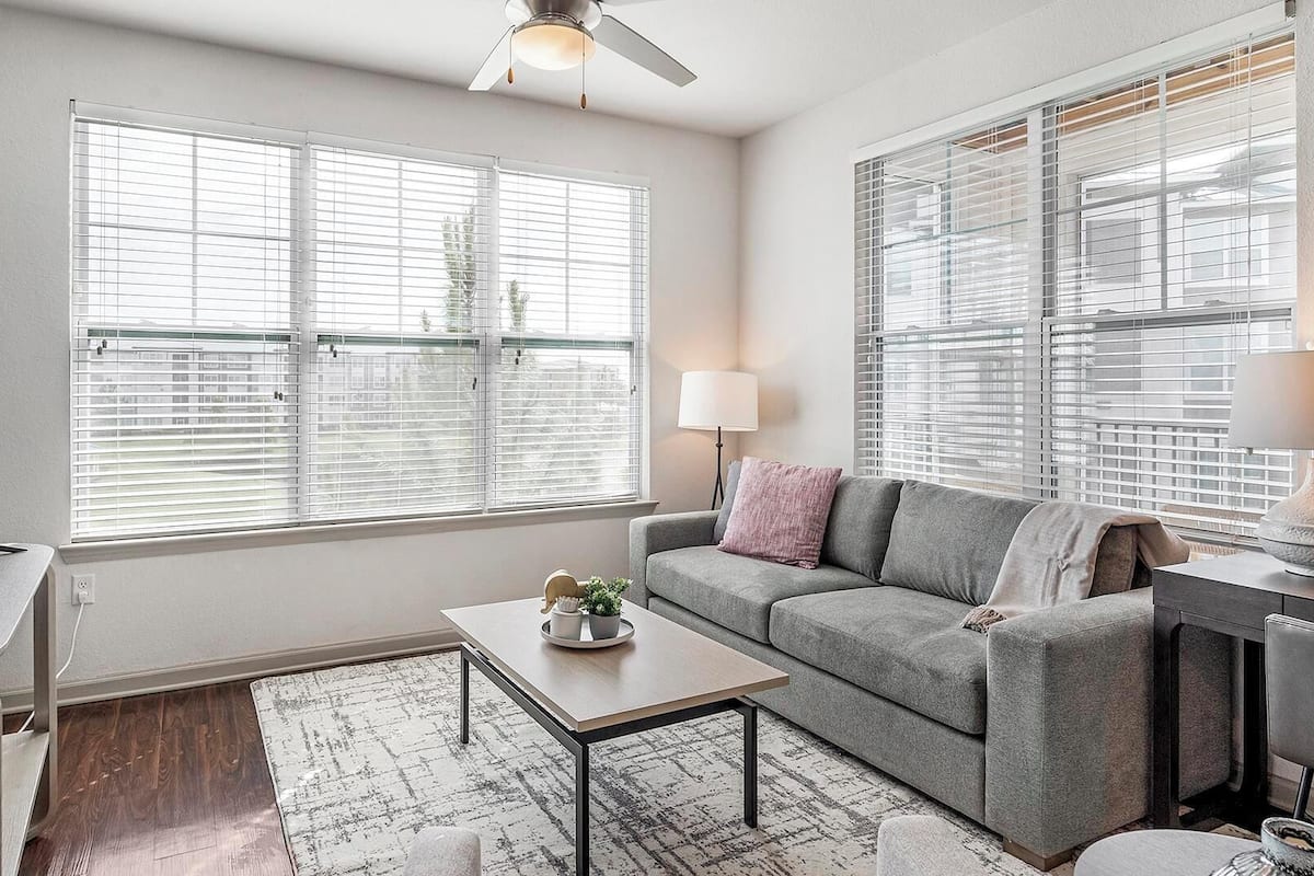 50 インチのスマートテレビ (デジタル放送視聴可)