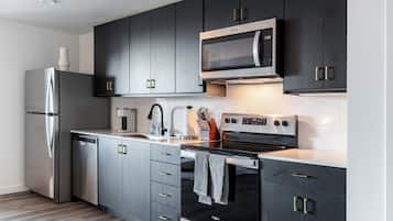 Réfrigérateur, four à micro-ondes, un four, surface de cuisson