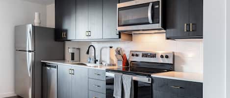 Refrigerador, microondas, horno y parrilla de estufa