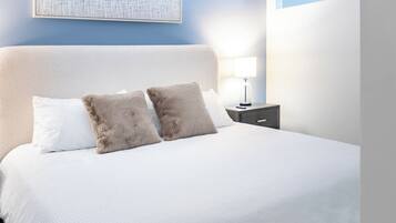 Trang trí khác biệt, trang bị nội thất với thiết kế riêng biệt, bàn