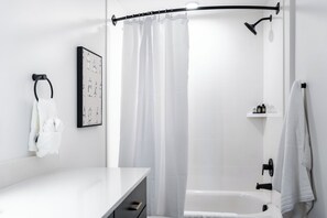 Combined shower/tub, free toiletries, hair dryer, towels - Landing Apartments Downtown Salt Lake City Near Trolley Square (Salt Lake City)
