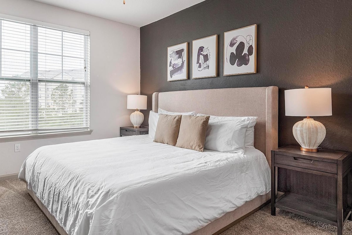 客室ごとに異なる装飾、客室ごとに異なるインテリア、デスク、ノートパソコン用作業スペース