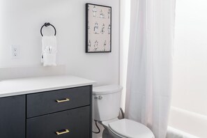 Combined shower/tub, free toiletries, hair dryer, towels