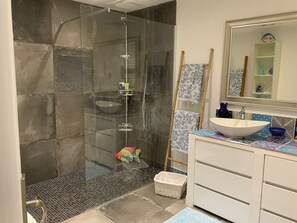 Shower, hair dryer, towels, soap - VILLA TAHA'A Fréjus quiet and sunny 5 minutes from the most beautiful beaches (Fréjus)