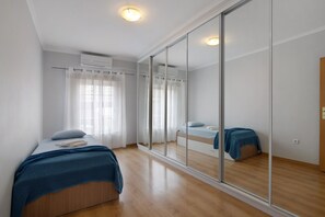 3 chambres, fer et planche à repasser, Wi-Fi, draps fournis
