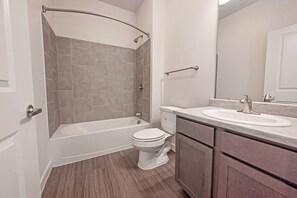 Free toiletries, hair dryer, towels, soap - Landing Amazing 1bd, Clubhouse, Pool (Palm Bay)