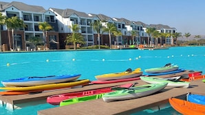 Ein Schwimmbecken mit an Deck aufgestellten Kajaks.