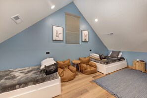 Chalet, plusieurs lits, bain à remous, vue jardin (Little Haven Chalet)