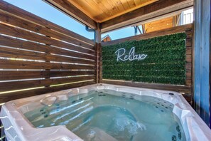 Alpehytte, flere senger, spabadekar, hageutsikt (Little Haven Chalet) | Innendørs boblebad