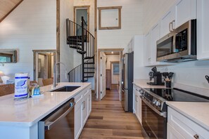 Alpehytte, flere senger, spabadekar, hageutsikt (Little Haven Chalet) | Eget kjøkken