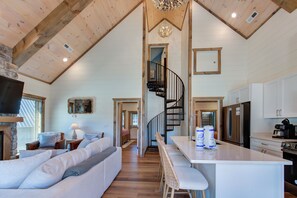 Nhà gỗ, nhiều giường, bồn tắm nước nóng, quang cảnh vườn (Little Haven Chalet) | Khu phòng khách