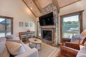 Nhà gỗ, nhiều giường, bồn tắm nước nóng, quang cảnh vườn (Little Haven Chalet) | Khu phòng khách