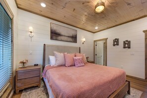 Chalet, Multiple Beds, Hot Tub, Garden View (Little Haven Chalet) | 3 bedrooms - Little Haven Chalet (Pigeon Forge)