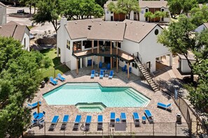 Outdoor pool - Landing Apartments Near AT&T Stadium & Six Flags (Arlington)