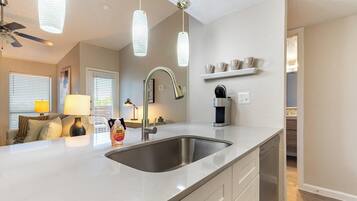 Apartamento (1 Bedroom) | Cozinha privada | Geladeira, cafeteira/chaleira