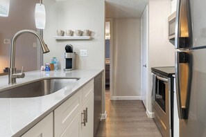 Apartment (1 Bedroom) | Private kitchen | Fridge, microwave, oven, stovetop - Landing Apartments Near AT&T Stadium & Six Flags (Arlington)