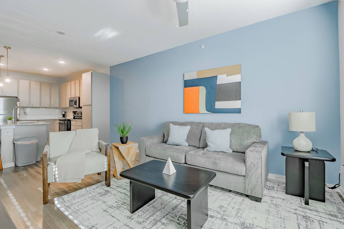 Leilighet (2 Bedrooms) | Oppholdsområde | En 50-tommers smart-TV med digitale kanaler samt bordtennis