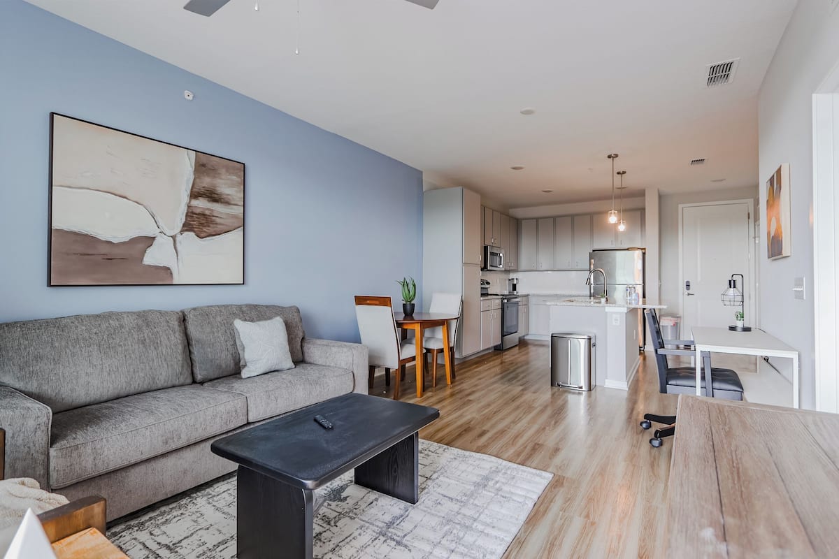 Departamento (1 Bedroom) | Área de sala de estar | Smart TV de 50 pulgadas con canales digitales y tenis de mesa