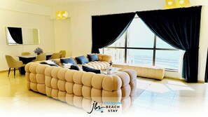 Living area - Premium Iconic Beachside JBR Stay (Dubai)