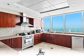 Private kitchen - Premium Iconic Beachside JBR Stay (Dubai)