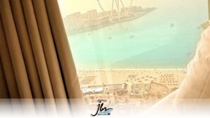 A view of a beach with a Ferris wheel and cruise ships in the background. - Premium Iconic Beachside JBR Stay (Dubai)