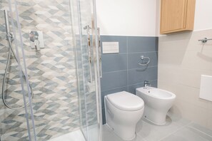 Dusche, umweltfreundliche Kosmetikartikel, Haartrockner, Bidet